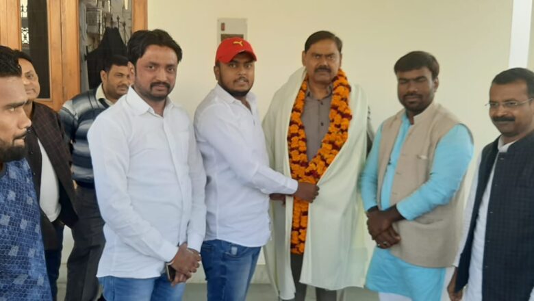 *मंझनपुर विधायक इन्द्रजीत सरोज को समाजवादी पार्टी विधान मण्डल दल का उपनेता बनाए जाने पर सपाईयों ने दी बधाई*