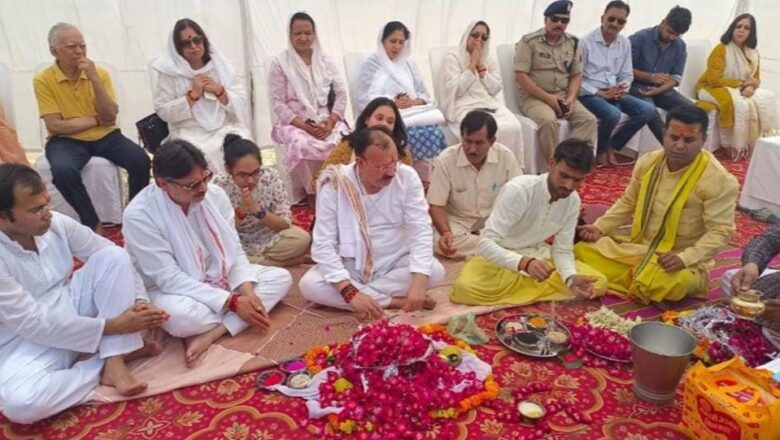 भाजपा विधायक राजेश्वर सिंह ने संगम में विसर्जित की मां की अस्थियां, श्रद्धांजलि देने पहुंचे अधिकारी