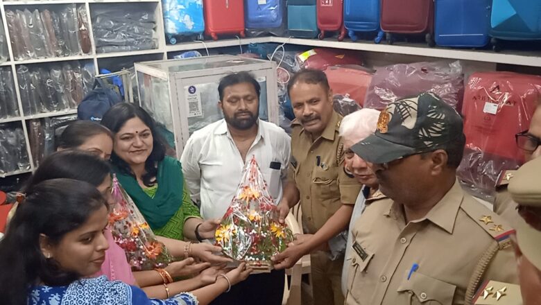 व्यापारियों ने किया पुलिस का सम्मान