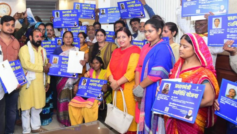 *महापौर ने पी एम स्वनिधि लाभार्थीयो को बांटे वेंडिग सार्टिफिकेट*