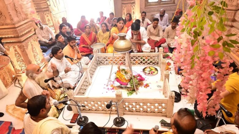 *औद्योगिक विकास मंत्री नन्दी ने मनोकामना पूर्ति मंदिर में किया रूद्राभिषेक*