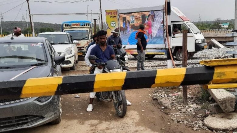 माण्डा रोड , कैलहट, चुनार स्टेशनों पर चली संरक्षा जागरूकता  मोबाइल वीडियो वैन