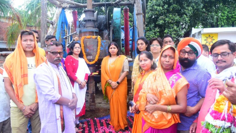मेयर ने नलकूपों के कार्यों को प्रारंभ कराया