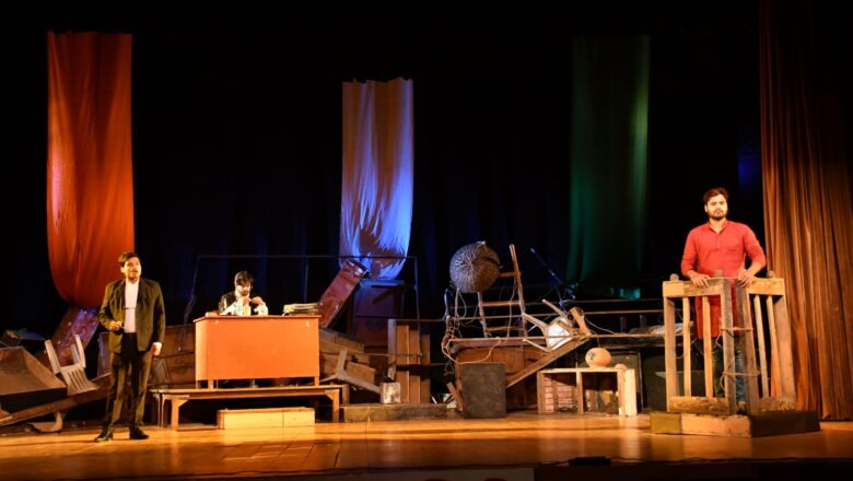 *”एक अजीब दास्तां” नाटक में दिखा सामाजिक विसंगतियों का द्वंद*