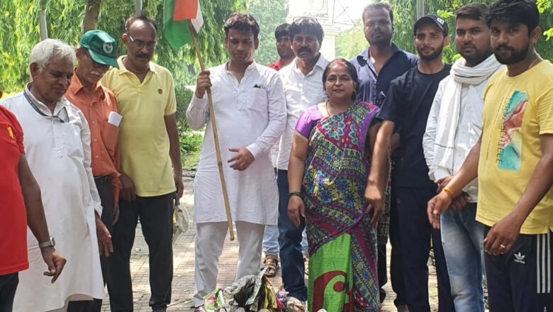 मिंटोपार्क अशोक की लाट के पास लगी आप प्रयागराज की तिरंगा शाखा