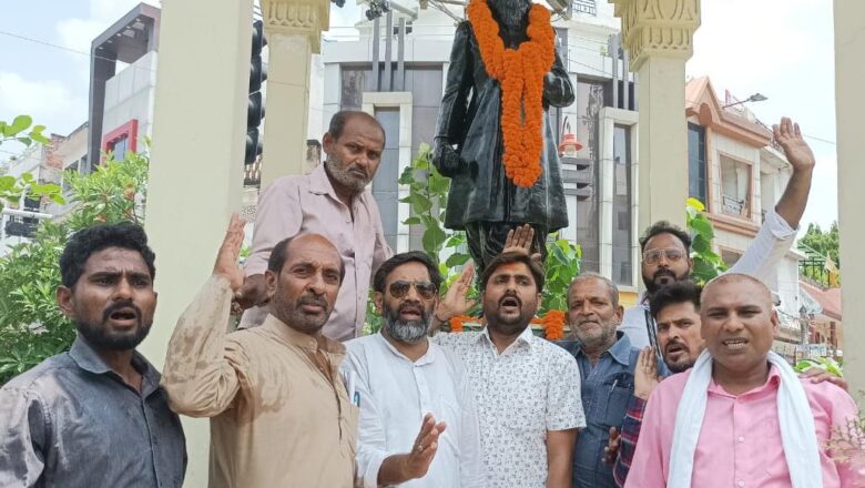 खबर प्रयागराज  *कांग्रेस के पूर्व राष्ट्रीय अध्यक्ष भारत रत्न राजषि‌‌ पुरुषोत्तम दास टंडन जी की 140 वी जयंती मनाई गई*।  आज दिनांक 1 अगस्त को कांग्रेसियों ने भारत के स्वतंत्रता संग्राम सेनानी व भारतीय राष्ट्रीय कांग्रेस के पूर्व अध्यक्ष व राजनेता भारत रत्न स्वर्गीय पुरुषोत्तम दास टंडन जी की जयंती कांग्रेसियों ने उनकी प्रतिमा स्थल चंद्रलोक चौराहे पर माला अर्पण कर उन्हें याद किया। कांग्रेस नेता इरशाद उल्ला व राज कुमार सिंह (रज्जू भैया) ने पी०डी० टंडन जी ने भारतीय राष्ट्रीय आंदोलन के अग्रणी पंक्ति के नेता थे हिंदी के अनंत सेवक थे हिंदी को भारत की राष्ट्रभाषा बनाने में योगदान था। 1950 में भारतीय राष्ट्रीय कांग्रेस के अध्यक्ष चुने गए इलाहाबाद नगर महापालिका के चेयरमैन भी थे और उत्तर प्रदेश विधानसभा के स्पीकर भी थे बेदाग छवि के नेता थे पुरुषोत्तम जी को लोग राजनीत के संत  के रूप में पहचाने जाते थे श्रद्धांजलि अर्पित करने वालों में राजकुमार सिंह (रज्जू भैया) इरशाद उल्ला, लालबाबू साहू, विनय पांडे, अब्दुल कलाम आजाद, कमल अग्रहरी,आफताब अहमद, अजय श्रीवास्तव, राजू कबाड़ी धीरज अग्रहरी, अब्दुल कादिर, अच्छे बाबू,