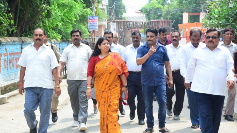 अभिलाषा गुप्ता नंदी महापौर प्रयागराज द्वारा शिवकुटी मेला के दृष्टिगत शहर का निरीक्षण किया गया 