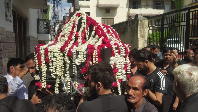 *काले लिबास चेहरा उदास लब पर सदा ए या हुसैन के साथ चकिया करबला व दरियाबाद क़ब्रिस्तान मे सुपुर्देखाक हुए ताज़िये और अक़ीदत के फूल