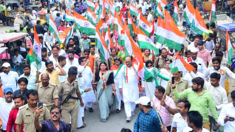 महापौर ने पूर्व कैबिनेट मंत्री के साथ निकाली हर घर तिरंगा यात्रा 