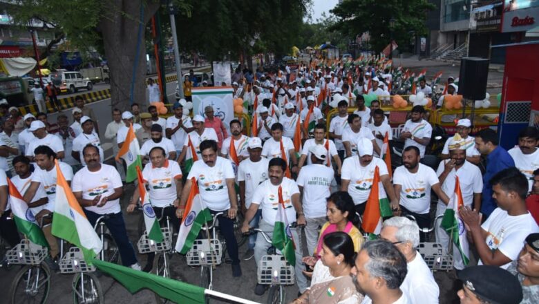 महापौर ने दिखाई हरी झंडी, सैकड़ों लोगों के साथ मंत्री नन्दी ने चलाई साइकिल