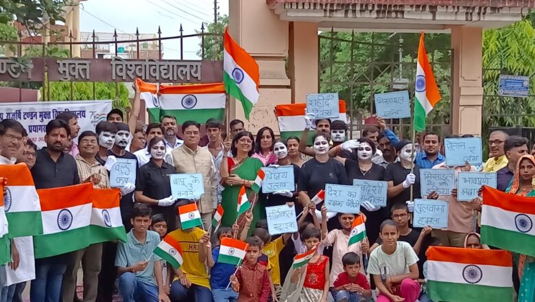 मुविवि ने गांव में बांटे तिरंगे, आजादी की सुनाई कहानी,नुक्कड़ नाटक में दिखाया भारतीय सेना का पराक्रम