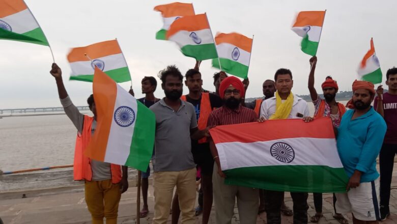 तिरंगे झंडे लगाने को प्रेरित कर रहे है स्वच्छता कर्मियों के साथ सरदार पतविंदर सिंह