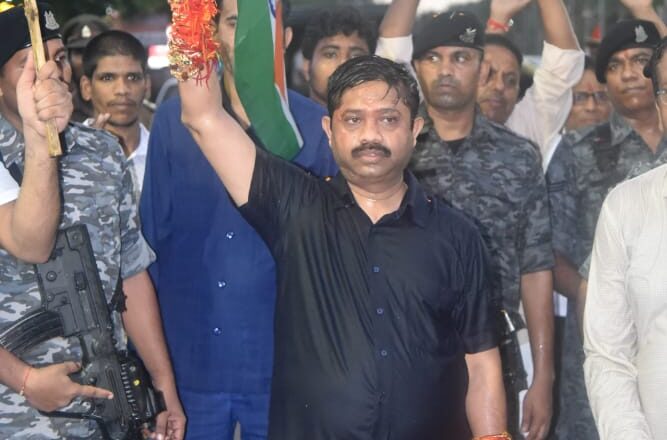 *गर्व, गौरव और स्वाभिमान का प्रतीक तिरंगा लेकर सड़कों पर निकले मंत्री नन्दी*