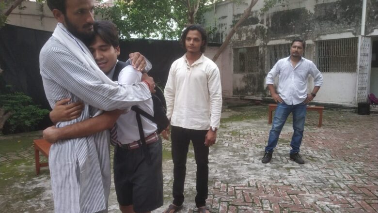 हँसते हँसाते विस्थापन का दर्द कुरेद गया नाटक पार्क नाटक पार्क थोड़े में बहुत कुछ कहा