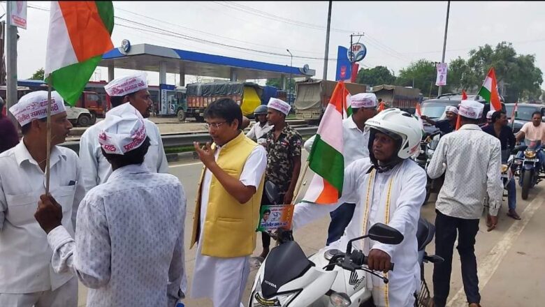 नैनी के तिगनौता से चाका ब्लॉक तक निकाली गयी तिरंगा पदयात्रा।