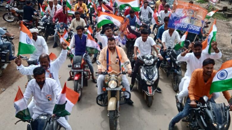 अपना दल एस (विधि मंच) राष्ट्रीय अध्यक्ष अभिषेक चौबे के नेतृत्व में राबर्ट्सगंज से रामगढ़ तक 25 किलोमीटर की बाइक तिरंगा यात्रा निकाला गया