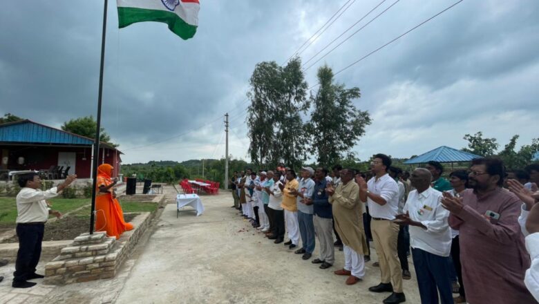 प्रताप्पूर ऐग्रोफ़ार्मस एवं प्रयाग क्वालिटी सैंड के संयुक्त प्रांगढ़ में स्वतंत्रता दिवस ध्वजारोहण कर के हर्ष उल्लास के साथ मनाया गया