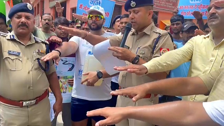 नमामि गंगे के ओर से आजादी के अमृत महोत्सव में प्रयागराज संगम तट पर गंगा स्वच्छता का संकल्प लेकर 555 किलोमीटर दौड़ प्रारंभ