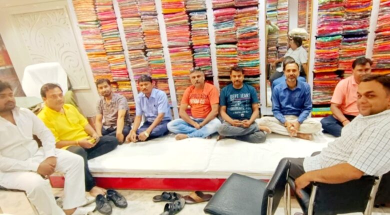 चौक व्यापार मंडल ने की स्ट्रीट लाइट ठीक करने की मांग 