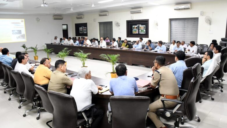 मंडलायुक्त एवं पुलिस उप महानिदेशक की संयुक्त अध्यक्षता में महाकुंभ 2025 के दृष्टिगत की जा रही विभाग वार तैयारियों की समीक्षा बैठक संपन्न हुई जिसमें कुंभ 2019 के मेला अधिकारी उपस्थित रहे।