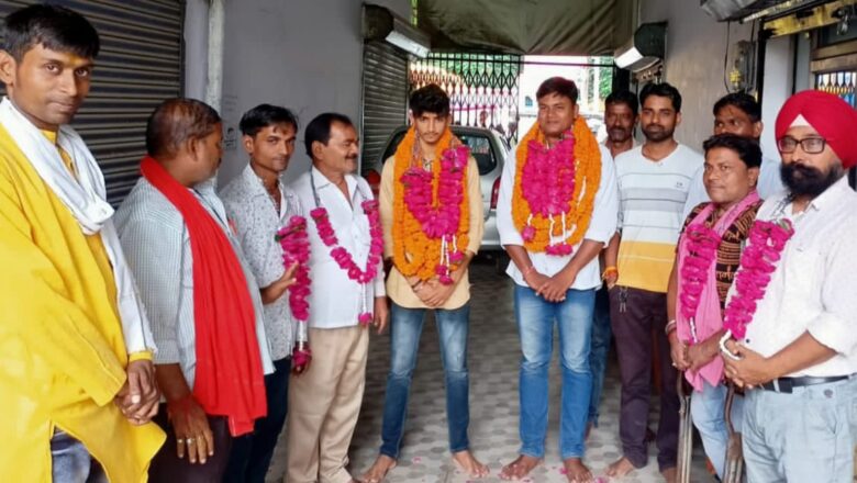 आनंद वर्मा उपाध्यक्ष घोषितकार्यकर्ताओं ने माल्यार्पण करके स्वागत किया