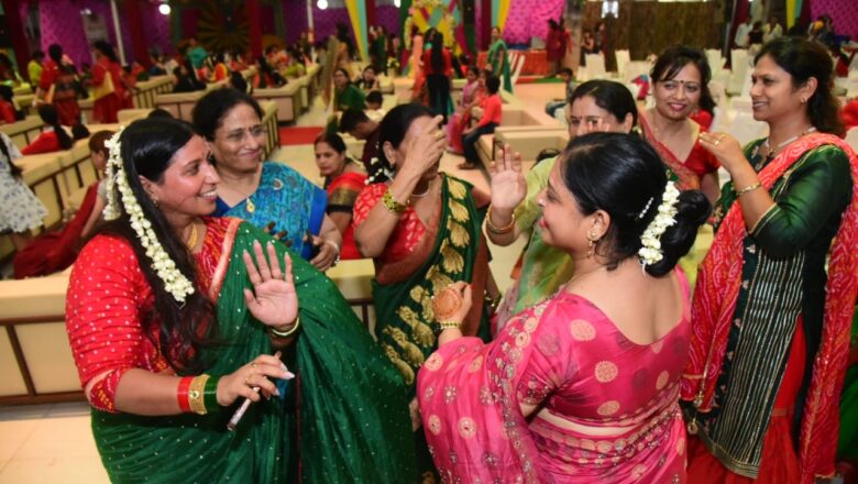 महापौर प्रयागराज अभिलाषा गुप्ता नन्दी जी द्वारा आगामी तीज के अवसर पर ‘बंसी’ भवन टैगोर टाउन में”तीज महोत्सव 2022″ का भव्य आयोजन किया गया