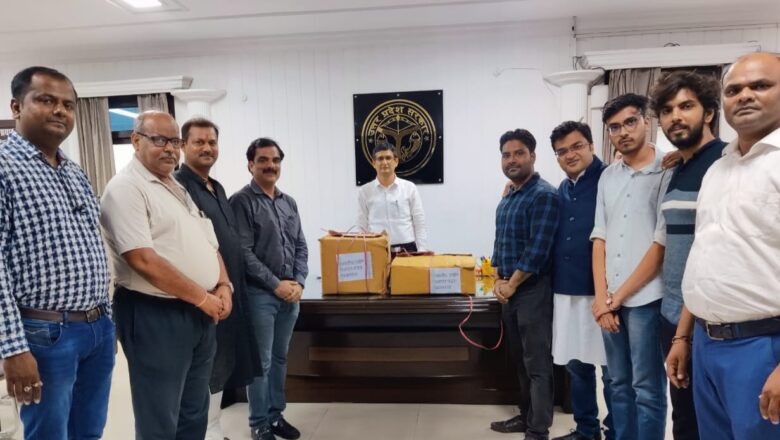 भारतीय उद्योग व्यापार मंडल महानगर अध्यक्ष योगेश गोयल ने बाड़ पीड़ित परिवारों के लिए मेडिसिन दिया