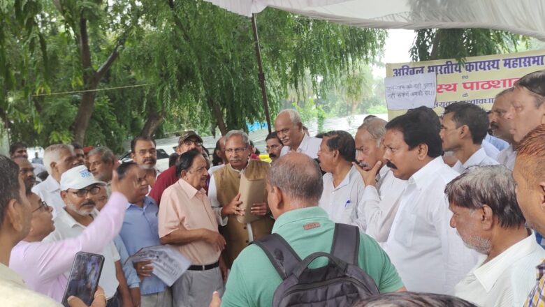 कायस्थों का प्रदर्शन थैंक्स गॉड फिल्म को लेकर सुभाष चौराहे पर प्रदर्शन जिला अधिकारी प्रयागराज के माध्यम से मुख्यमंत्री राज्यपाल को सौंपा ज्ञापन