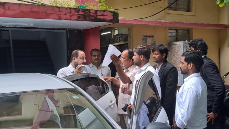 सड़कों में गड्ढों पर फूटा लोगो का गुस्सा