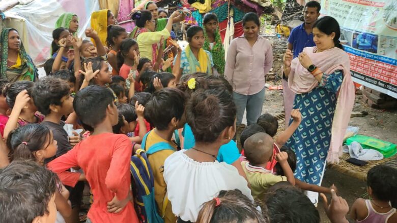 वात्सल्य सेवा समिति के तत्वधान में झुग्गी में रहने वाले बच्चों के बीच कॉपी पेंसिल रबड़ इत्यादि पठन-पाठन सामग्री एवं टाफी,बिस्किट भी वितरित किया गया