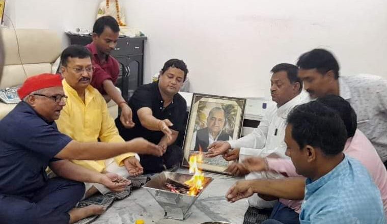 सपा के संरक्षक मुलायम सिंह यादव के स्वस्थ एवं दीर्घायु होने के लिए किया हवन -पूजन