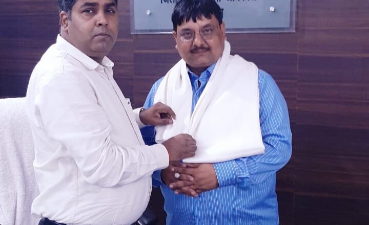 जिला बेसिक शिक्षा अधिकारी ने साहित्यकार डॉ अरुण कुमार त्रिपाठी को अपने कार्यालय में सम्मानित किया