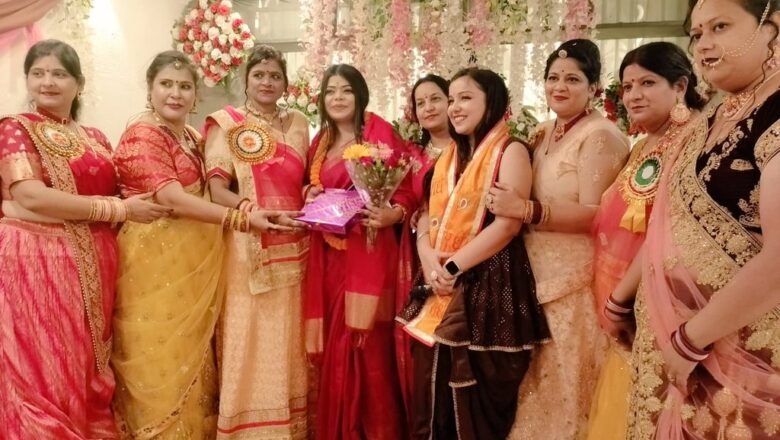 करवा चौथ पर महिलाओं ने सजाई पिया के नाम की मेहंदी,जम कर मचाया धमाल 