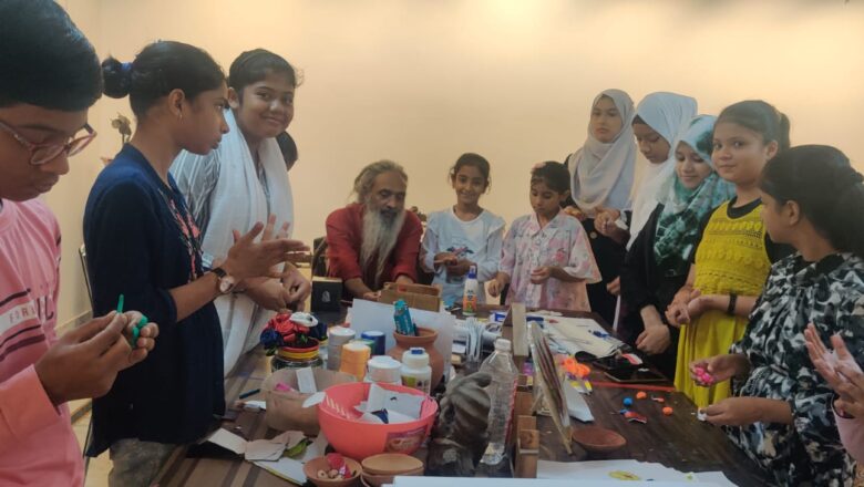 सुनहरा मौका मिला मिट्टी के साथ खेलने का खानम आर्ट गैलरी में