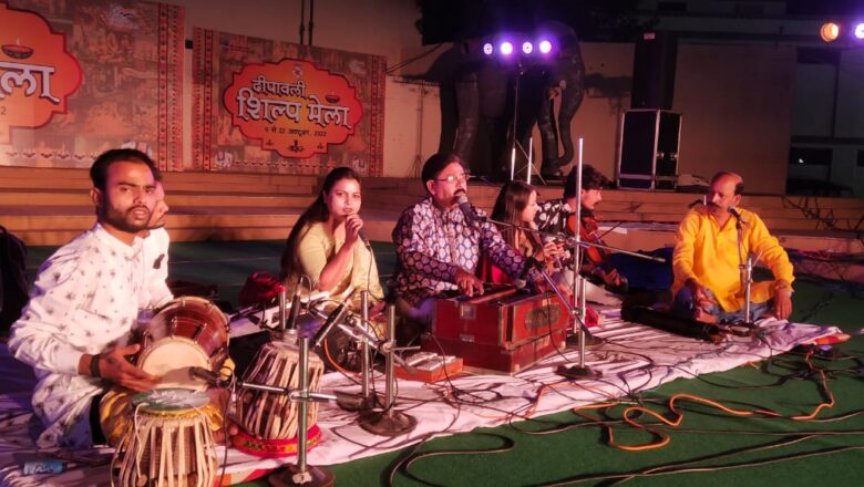 *दीपावली शिल्प मेले की छठवीं शाम में मनोज गुप्ता ने अपने गायन से समा बांधा*