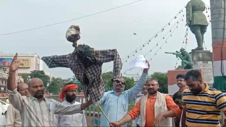 कश्मीरी पंडित की हत्या के बाद उबले हिन्दू संगठनों ने आतंकवाद और पाकिस्तान का पुतला फूंक कर कड़ा विरोध जताया 