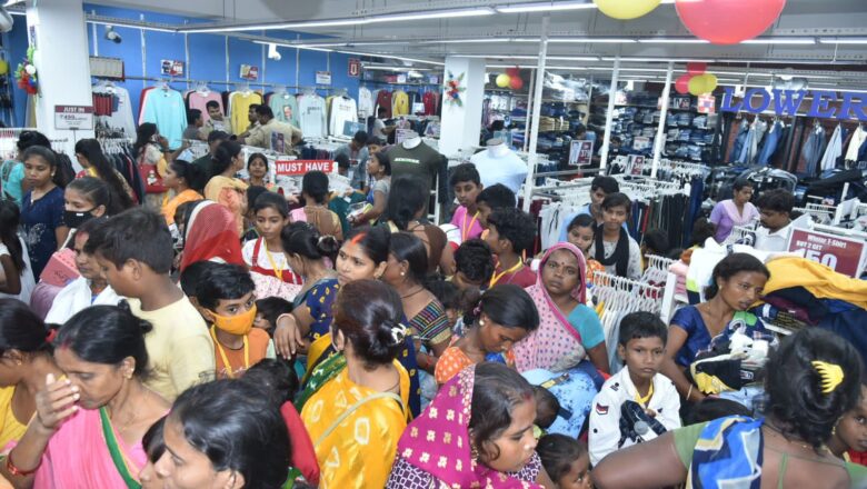 मंत्री नन्दी और मेयर ने मलिन बस्तियों के बच्चों को मॉल में करवाई दीपावली की शॉपिंग