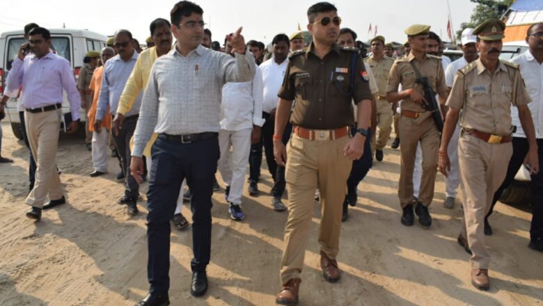 जिलाधिकारी एवं वरिष्ठ पुलिस अधीक्षक ने संगम क्षेत्र सहित अन्य घाटों का भ्रमण कर छठ पूजा की तैयारियों का लिया जायजा