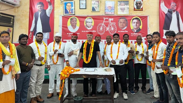 दर्जनों बसपा नेताओं ने थामा सपा का दामन                                                     इलाहाबाद : आज बसपा के दर्जन भर से ज़्यादा पदाधिकारियों व सदस्यों ने बसपा छोड़कर समाजवादी पार्टी का दामन थाम लिया | सपा के निवर्तमान जिलाध्यक्ष श्री योगेश चंद्र यादव जी ने बसपा छोड़कर आए राज बलि बिन्द प्रधान सरफ़ुद्दीनपुर, संजय कुमार बीडीसी, अखिलेन्द्र वर्मा, राम अवतार,समुद्र लाल, इंद्रजीत वर्मा, शुभम् वर्मा, राम सूरत बिन्द,सूरज वर्मा,आलोक, शिवपूजन वर्मा, विशाल वर्मा, राय साहब आदि लोगों को समाजवादी पार्टी की सदस्यता दिलाई | योगेश चंद्र यादव ने कहा की समाजवादी पार्टी पिछड़ों , दलितों , शोषितों और वंचितों के हक की लड़ाई लड़ने वाली अकेली पार्टी है बसपा प्रमुख तो अब सिर्फ भाजपा को जिताने के लिए कार्य करती हैं . वहीँ बसपा छोड़कर सपा में आए सभी पदाधिकारियों ने कहा की बसपा अपने उसूलों से हटकर भाजपा के साथ समझौता कर बैठी है दलितों और पिछड़ों के असली नेता सिर्फ अखिलेश यादव जी ही हैं