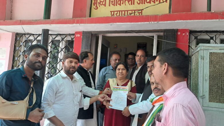 डेंगू के बढ़ते मामलों को लेकर कांग्रेसियों का प्रदर्शन, सौपा ज्ञापन