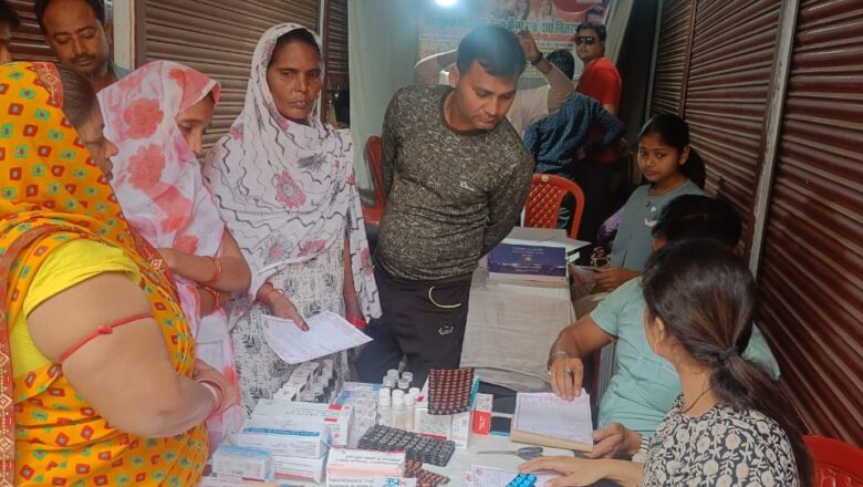 समाज सेवी हर्ष केशरी ने लगवाया स्वास्थ शिविर,400 लोगों का हुआ ईलाज