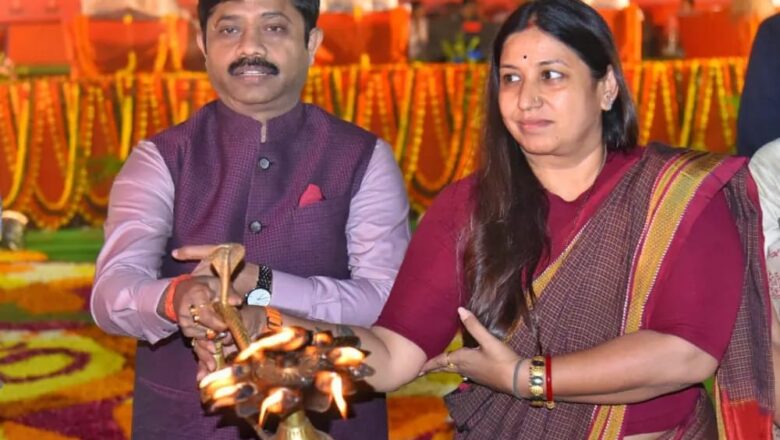 देव दीपावली पर कैबिनेट मंत्री नंदी,मेयर,सांसद और प्रशासनिक अमले ने मां गंगा की भव्य आरती की