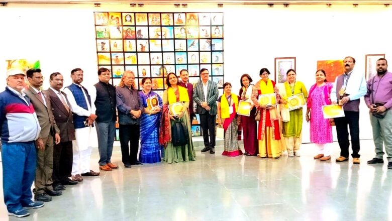 कलारत्नम चित्रकला प्रदर्शनी को देखने कला प्रेमियों की उमड़ी भारी भीड़