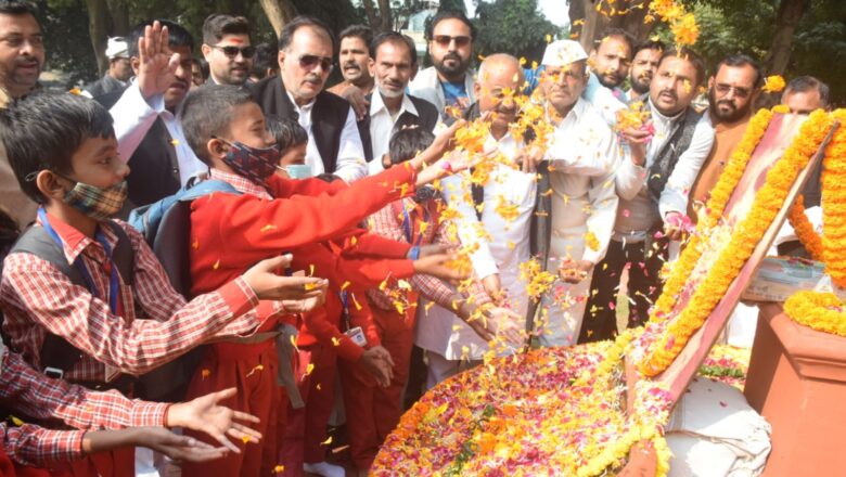 कांग्रेसियों ने जयंती पर इंदिरा को किया नमन