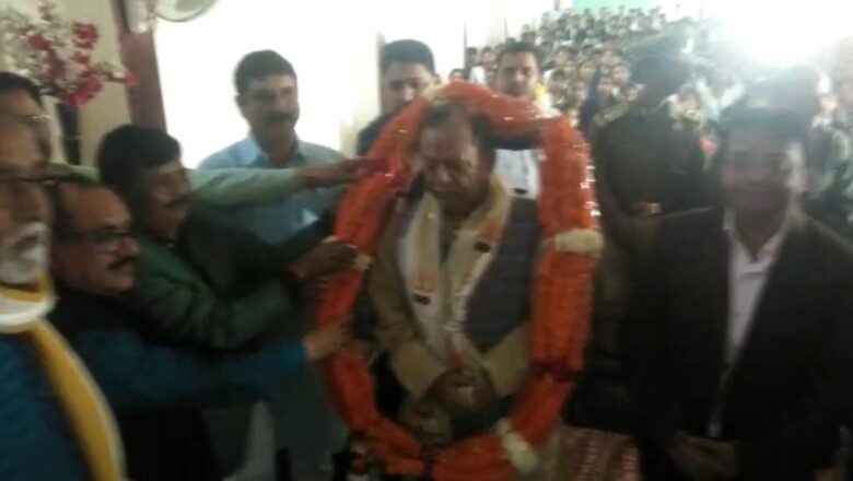 पीसीएस टॉपर अतुल सिंह बने माइल स्टोन.. पूर्व मंत्री मोती सिंह