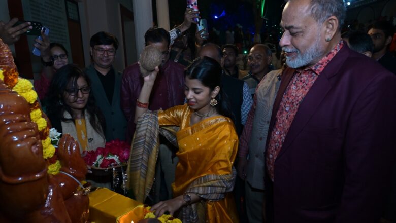 मैथिली की गीतों पर जमकर थिरके लोग, तालियों से गूंजा पंडाल