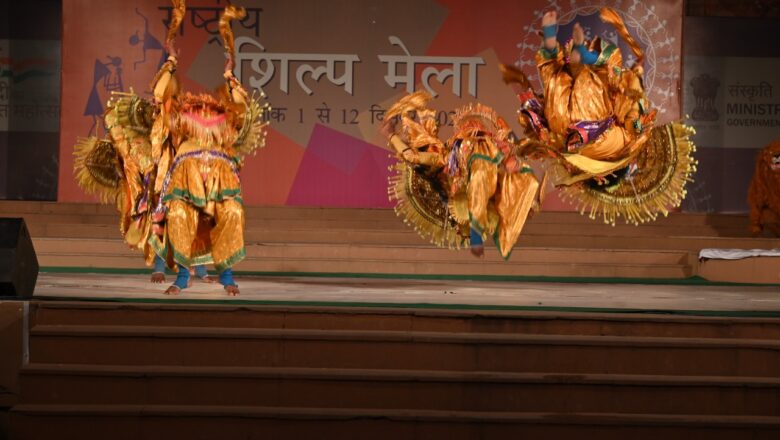 मुक्ताकाशी मंच पर बिखरी लोक कलाकारों की आभा