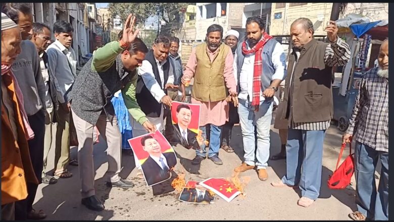 चीन द्वारा भारतीय सैनिकों पर हमले के विरोध में कांग्रेसियों ने चीन के राष्ट्रपति का पोस्टर व चीनी झंडा जलाया