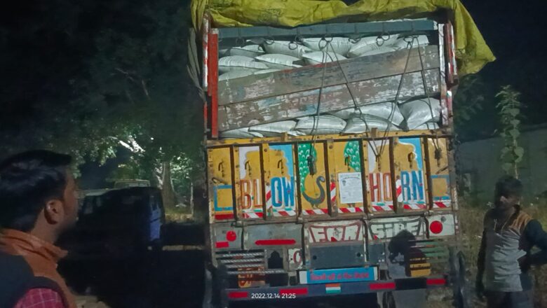 उत्तर प्रदेश से मध्य प्रदेश जा रही एक ट्रक डीएपी खाद को जिला कृषि अधिकारी द्वारा पकड़ा गया