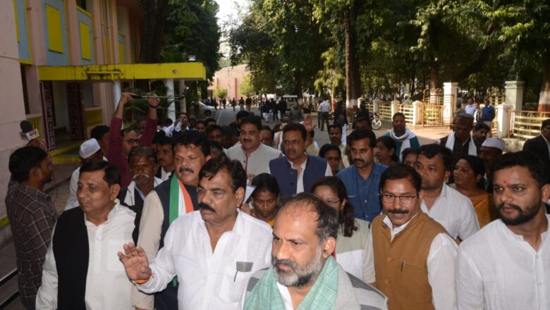 मध्यप्रदेश में महंगाई के विरोध में MLA संजय यादव के नेतृत्व में कलेक्ट्रेट घेरा